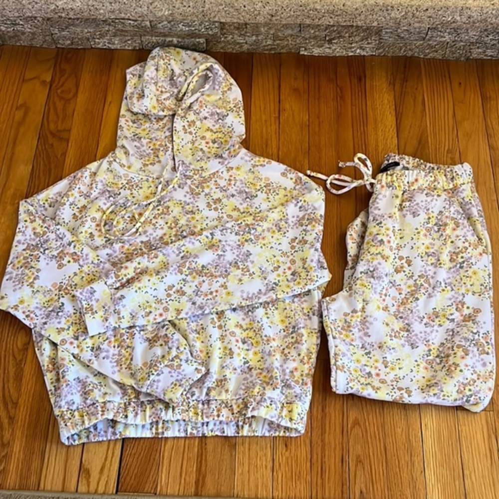 Olivia and Vivian Floral‎ Sweatsuit Size Small EUC 🌸